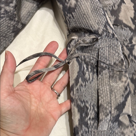 St. John Yellow Tag XL Gray Snake Print Lightweight Jacket - Picture 8 of 9